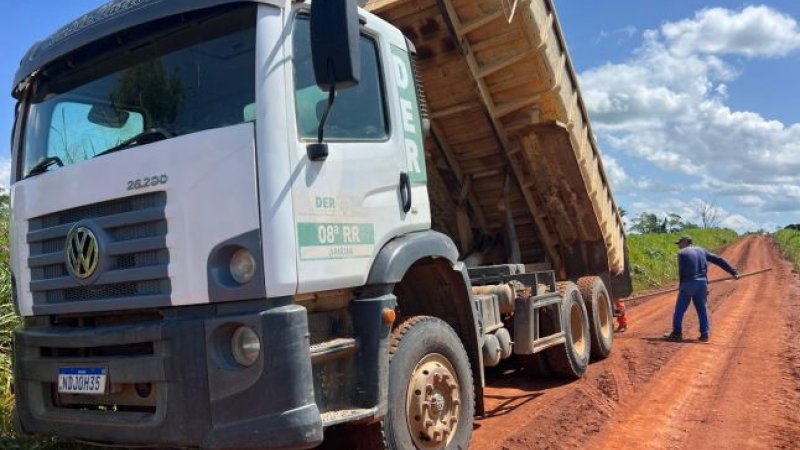 RO-472, entre Ji-Paraná e Rondolândia, recebe revestimento primário para garantir segurança e trafegabilidade